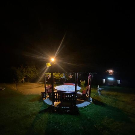 Cabana Cu Teren De Tenis -- Parter Banita Екстер'єр фото