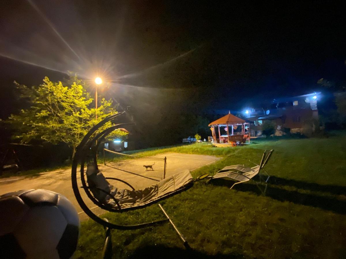 Cabana Cu Teren De Tenis -- Parter Banita Екстер'єр фото