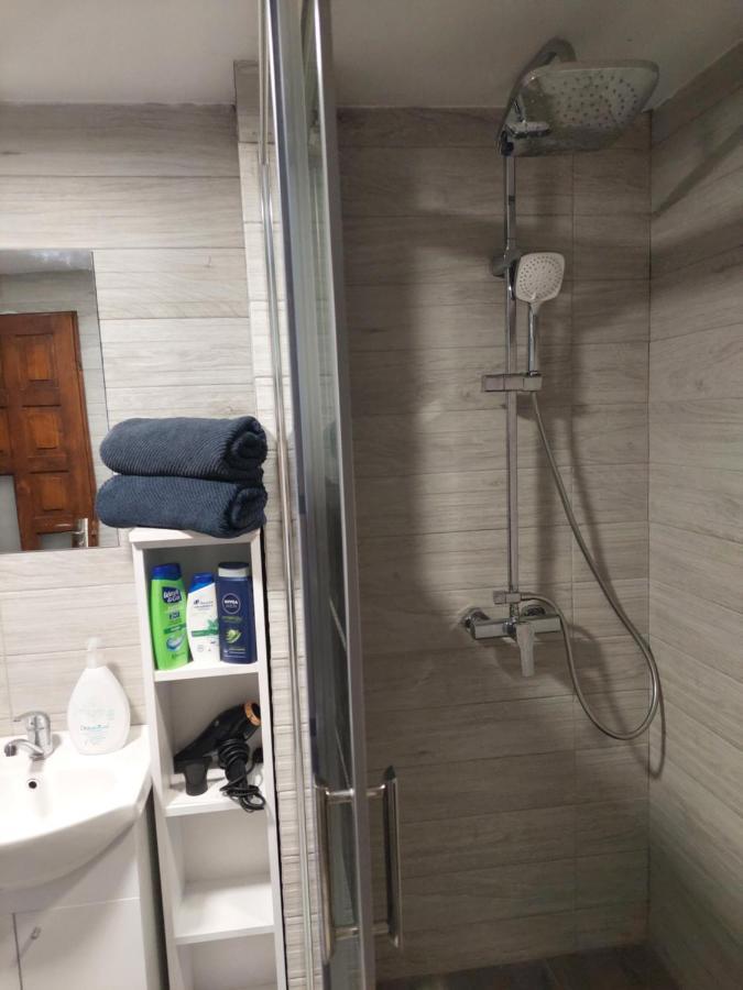 Cabana Cu Teren De Tenis -- Parter Banita Екстер'єр фото