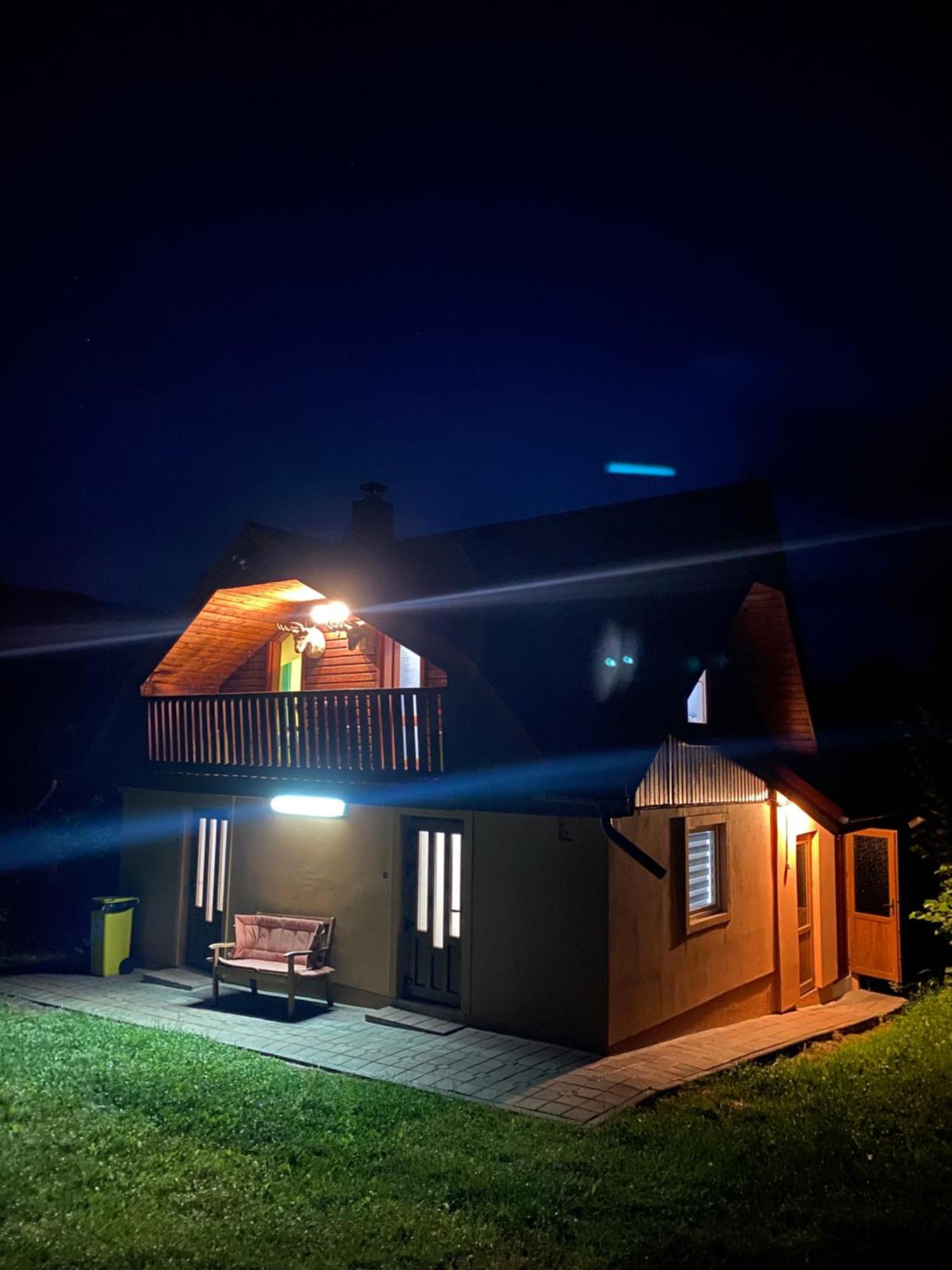 Cabana Cu Teren De Tenis -- Parter Banita Екстер'єр фото